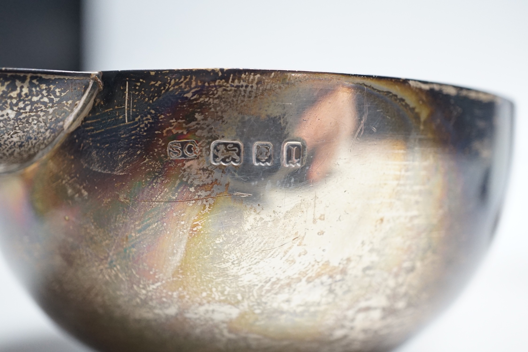 A George V silver two handled bowl, by Sebastian Garrard, London, 1926, 15.5cm, 6.5oz, a silver card case, small silver cup and a Ceylonese white metal posy vase.